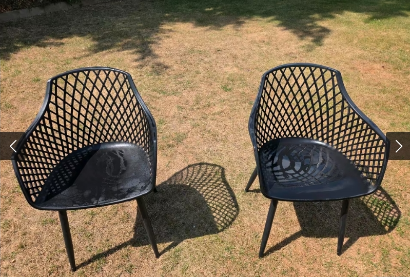 Zwarte kuipstoelen